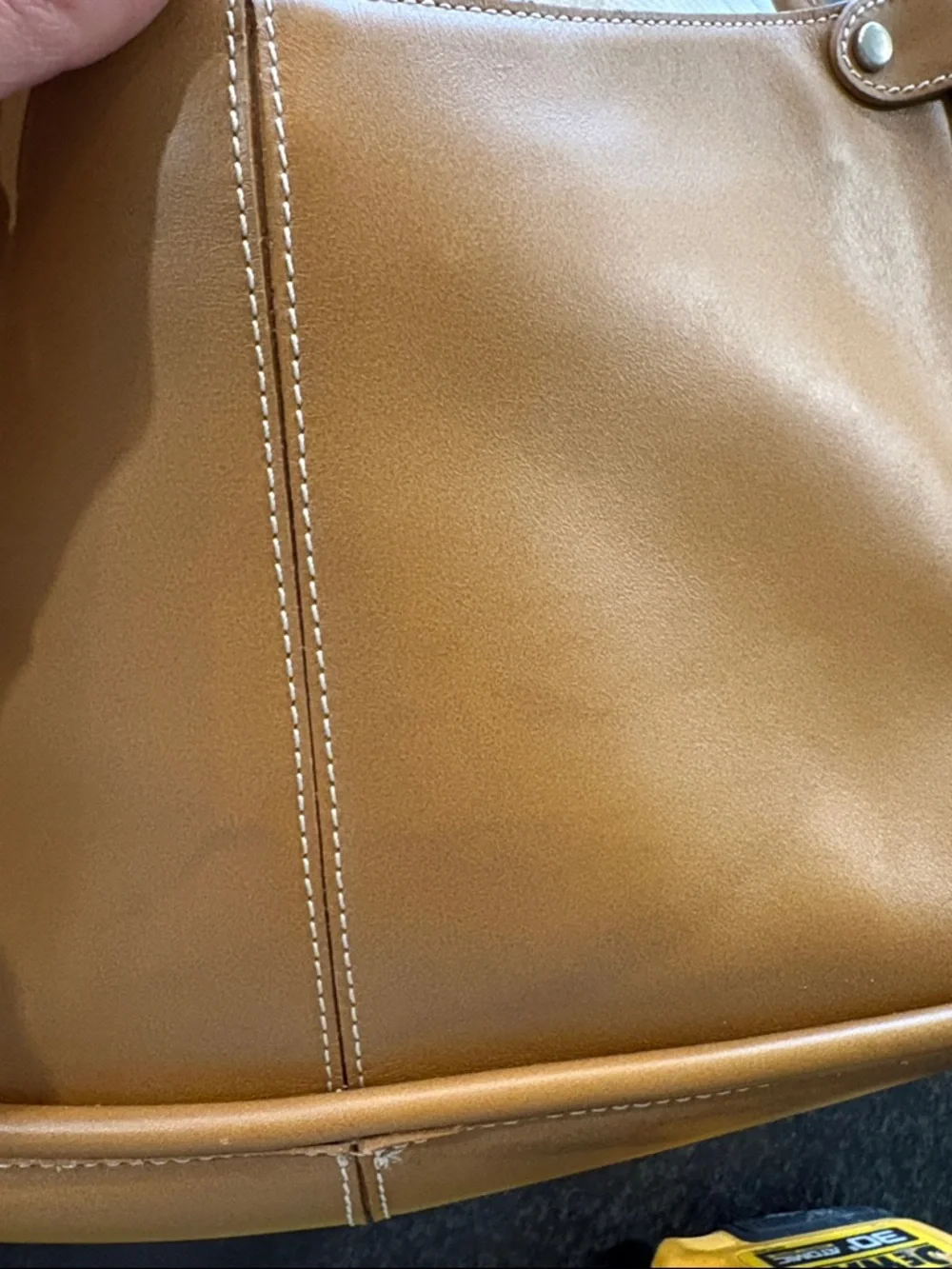 Classic Tan Shoulder Bag - Sleek Everyday Carry - Picture 3 of 4